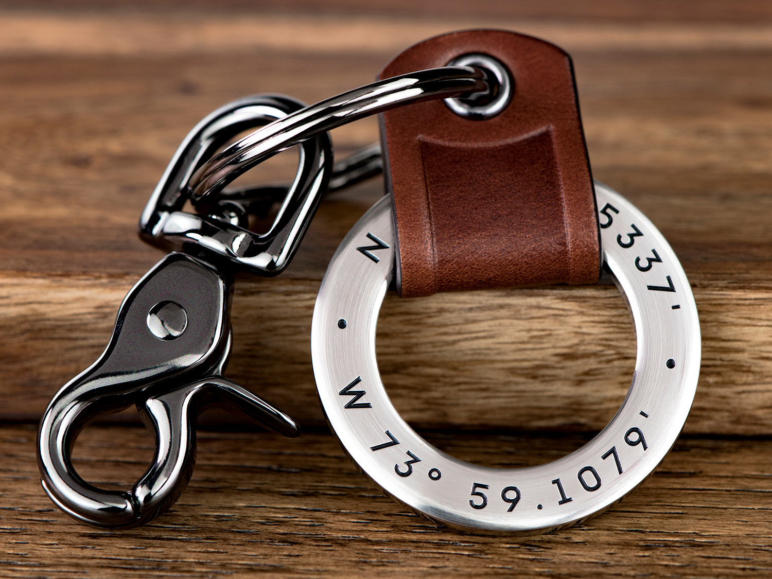 Keychain in black leather with embossing